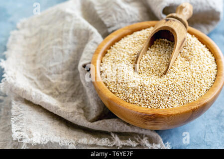 Materie di quinoa e un convogliatore in una ciotola di legno. Foto Stock