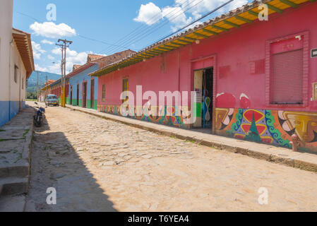 Antiche case colorate nelle strade di Raquira Colombia Foto Stock