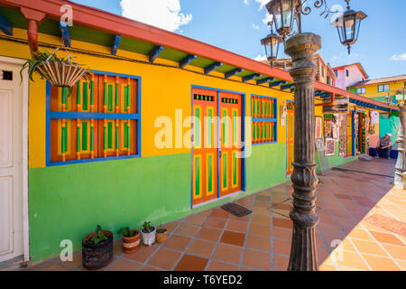 Case colorate del villaggio di Guatape Colombia Foto Stock