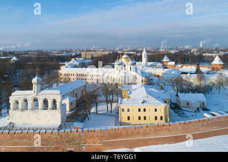 Vista della Basilica di Santa Sofia cattedrale in un pomeriggio di gennaio (la fotografia aerea). Il Cremlino di Veliky Novgorod, Russia Foto Stock