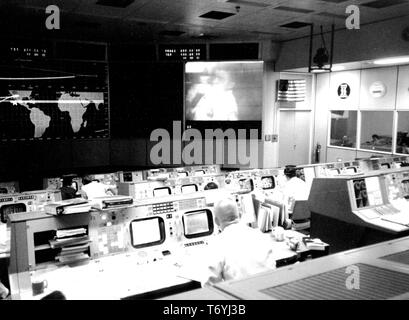 Fotografia della missione Apollo 13 Operations Control Room nella missione del Centro di controllo presso il veicolo spaziale con equipaggio centro, Huston, Texas, Eugene F. Kranz e Fred W. Haise Jr, 1970. Immagine cortesia Nazionale Aeronautica e Spaziale Administration (NASA). () Foto Stock