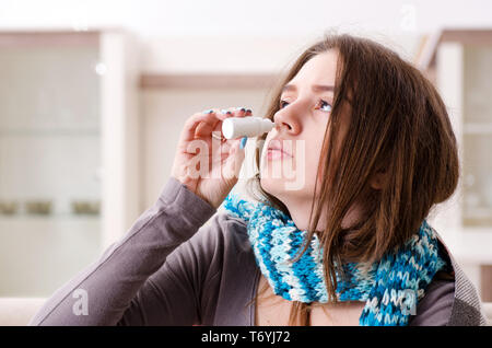 Malati giovane donna sofferenza a casa Foto Stock