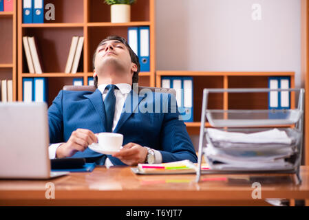 Giovane imprenditore bello lavorare in ufficio Foto Stock