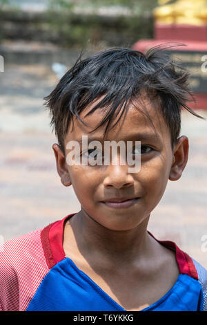 Sihanoukville, Cambogia - Marzo 15, 2019: Phsar Leu scuola elementare. closeup ritratto di busto di fanciullo, sorridente. Foto Stock