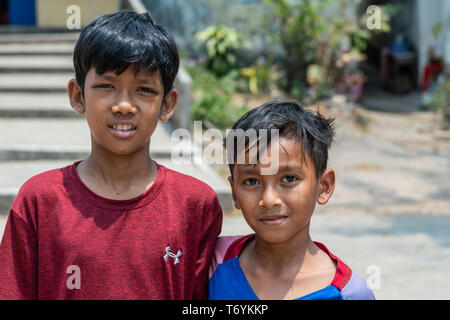 Sihanoukville, Cambogia - Marzo 15, 2019: Phsar Leu scuola elementare. closeup ritratto di busto di due ragazzi, sorridente. Uno è più alto di altri. Foto Stock