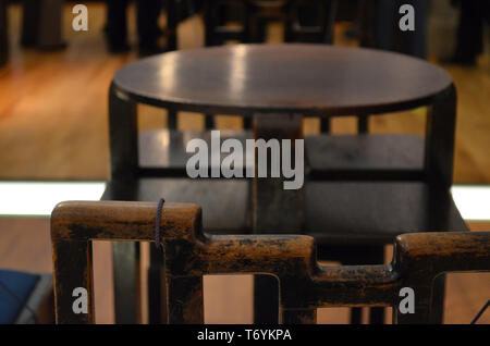 Tavolo e sedia progettata da Charles Rennie Mackintosh sul display in Kelvingrove Art Gallery and Museum Foto Stock