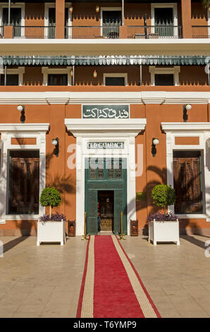 Il Sofitel Legend Old Cataract Hotel entrata principale con Palm tree percorso coperto, Aswan, Egitto Foto Stock