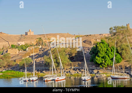 Vista Isola Elefantina, vela feluche e antiche rovine sul Fiume Nilo, aswan egitto Foto Stock