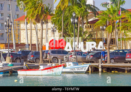 Renaissance Marina Oranjestad Aruba con la flotta di barche da pesca accanto a LG Smith Blvd. Foto Stock