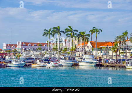 Renaissance Marina Oranjestad Aruba con la flotta di barche da pesca accanto a LG Smith Blvd. Foto Stock