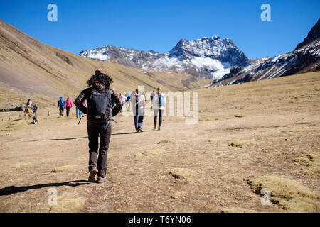 I turisti per escursioni nella splendida montagna arcobaleno in un giorno di viaggio a Los Andes del Perù Foto Stock