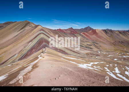 Magnifica montagna Arcobaleno a 5.200 m (17,100 ft) di Los Andes del Perù Foto Stock