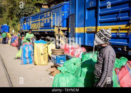 Centrale idroelettrica fermata del treno. Da qui è possibile prendere il treno Inca o camminare per 9 km seguendo la ferrovia ad Aguas Calientes, Perù Foto Stock