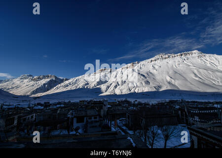 Inverno rigido a beautiful & neve lonely planet in Spiti Valley, Himachal Pradesh, India - La luce del sole di mattina sulle montagne di ghiaccio, bella vista Foto Stock