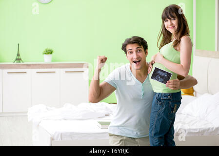 I giovani della famiglia informarsi circa la gravidanza Foto Stock