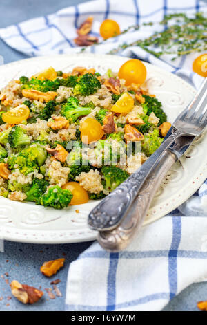 Quinoa calda, broccoli e insalata di noce. Foto Stock