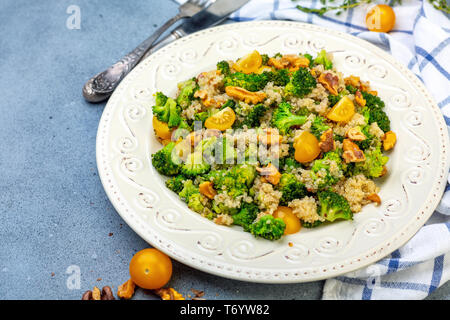 La quinoa, broccoli e insalata di noce. Foto Stock