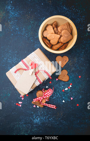 Confezione regalo con e biscotti a forma di cuore. Foto Stock