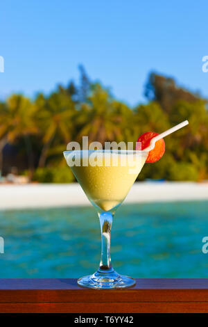 Cocktail di frutta sulla spiaggia delle Maldive Foto Stock