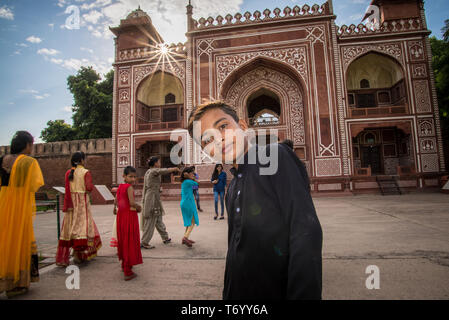 Bambino al di fuori del tempio, India Foto Stock