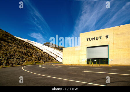 Tubi che portano verso il basso nella Tumut 3 stazione di potenza nelle montagne innevate Foto Stock