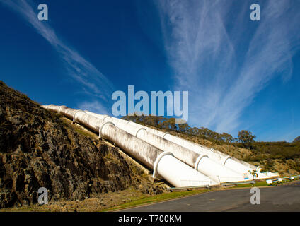 Tubi che portano verso il basso nella Tumut 3 stazione di potenza nelle montagne innevate Foto Stock