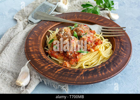 La pasta tradizionale con le polpette di carne in salsa di pomodoro. Foto Stock