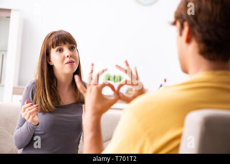 Donna e uomo imparare la lingua dei segni Foto Stock
