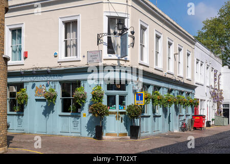 La Queens Arms pub in Queens Gate Mews, South Kensington , Londra, Inghilterra Foto Stock