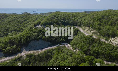 Vista aerea su strada di montagna passando attraverso la foresta paesaggio, strada tortuosa da high mountain pass. Foto Stock