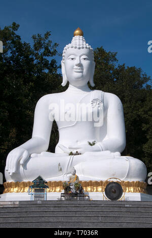 Tha Ton Thailandia, passi fino agli altari nella parte anteriore del gigante Buddha bianco Foto Stock