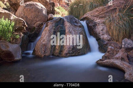 Fiume che scorre al di fuori dell'Puritama hot springs, Gautin Canyon, San Pedro de Atacama, Cile Foto Stock