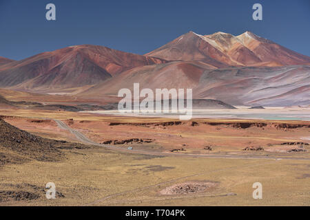 Paesaggio ultraterreno al Salar Aguas Calientes, il Deserto di Atacama, Cile Foto Stock