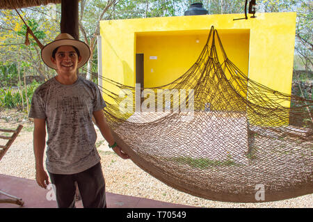 Tour guida al museo Becal mostra ai visitatori una amaca tradizionale fatta di sisal. Campeche, Messico. Foto Stock