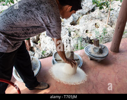 Una visita guidata al museo Becal come insegnamento Panama cappelli sono realizzati. Campeche, Messico. Foto Stock