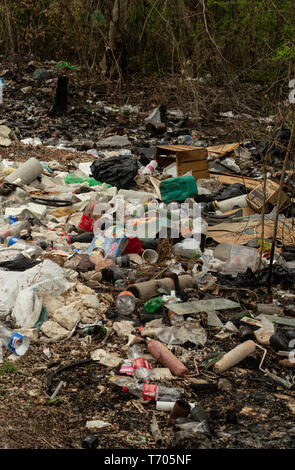 Rifiuti, comprese le bottiglie e i sacchetti di plastica sul lato della strada in Messico. Foto Stock
