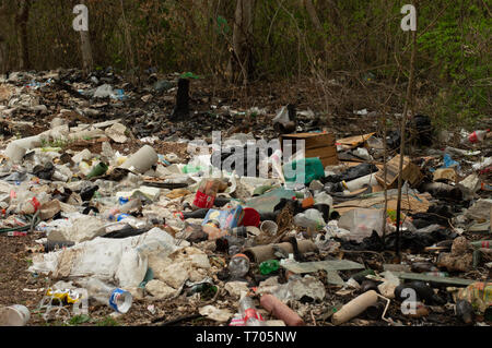 Rifiuti, comprese le bottiglie e i sacchetti di plastica sul lato della strada in Messico. Foto Stock
