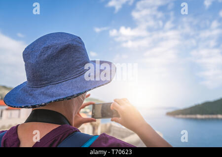 Turista femminile a scattare foto di Dubrovnik Foto Stock