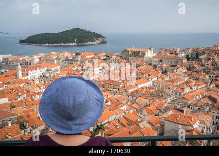 Ragazza con cappello blu a Dubrovnik Foto Stock