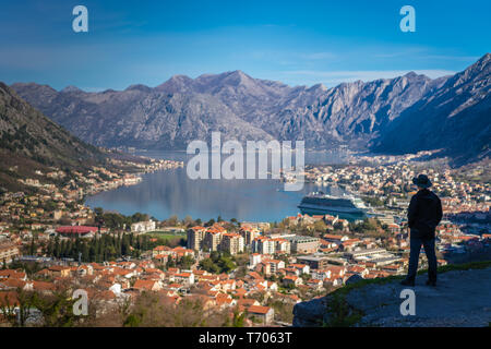 Tourist ammirando la città di Kotor e Bay dal di sopra Foto Stock