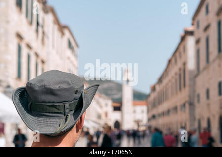 Turistico con un cappello a Dubrovnik Foto Stock