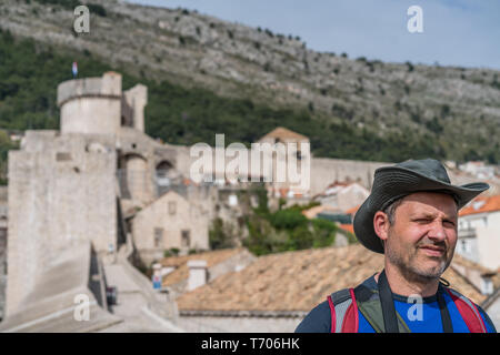 Turista nel paese vecchio di Dubrovnik Foto Stock