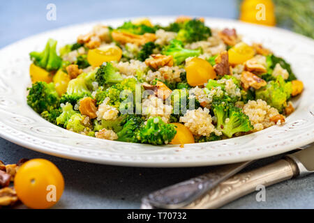 Quinoa calda, broccoli e insalata di noce. Foto Stock