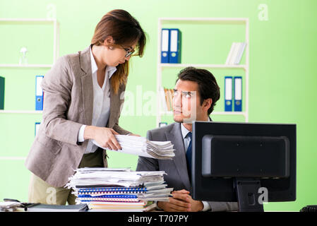 Il dipendente di uomo che soffre di un eccessivo lavoro Foto Stock