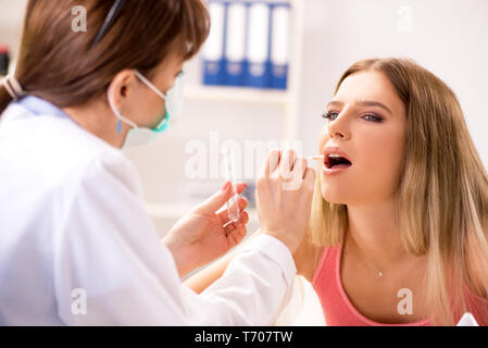 La giovane donna bella visita dal dentista femmina Foto Stock