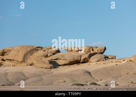 Formazione di roccia nel deserto del Namib in sunset, paesaggio Foto Stock