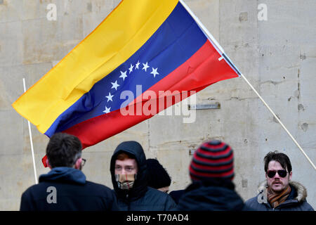 Una grande bandiera venezuelana è visto sventolare durante l'hands off Venezuela protes a Londra. I dimostranti si sono riuniti di fronte alla BBC per protestare contro la sua polarizzata reporting sul Venezuela e contro il tentativo di colpo di stato. In solidarietà con il Venezuela, manifestanti domanda per interrompere qualsiasi minaccia di un intervento militare in Venezuela da noi. Foto Stock