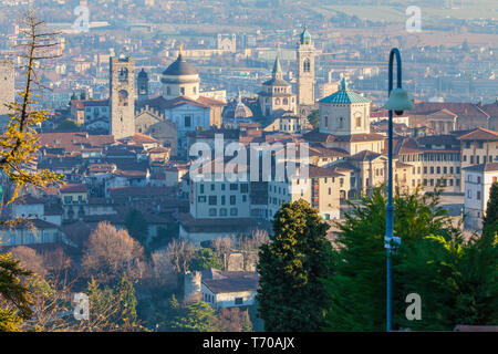 Il centro storico di Bergamo visto da sopra Foto Stock