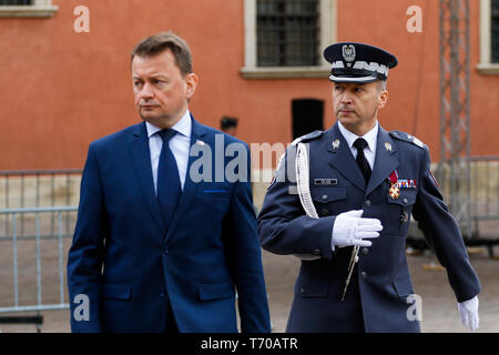 Mariusz Blaszczak, Ministro della difesa nazionale visto arrivare alla cerimonia. Elevazione cerimoniale dello Stato polacco bandiera presso la Torre dell Orologio del Castello Reale e un paio di deputati presidenziale ha partecipato alla cerimonia. Foto Stock