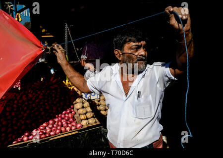 Impostazione del fornitore fino shop in Kandy comunale Mercato Centrale, Kandy, Sri Lanka Foto Stock